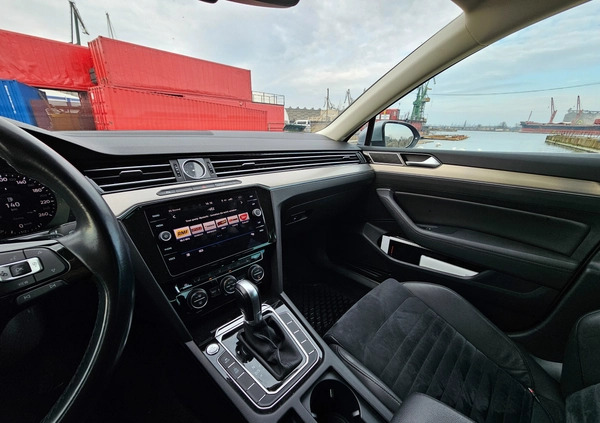 Volkswagen Passat cena 79000 przebieg: 162000, rok produkcji 2018 z Gdańsk małe 277
